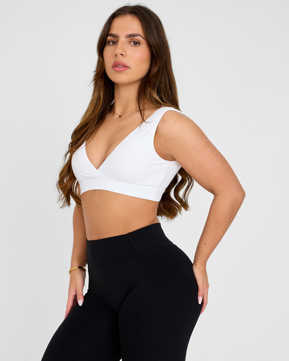 Sujetador deportivo Legacy Ultimate con cuello en V - hover image